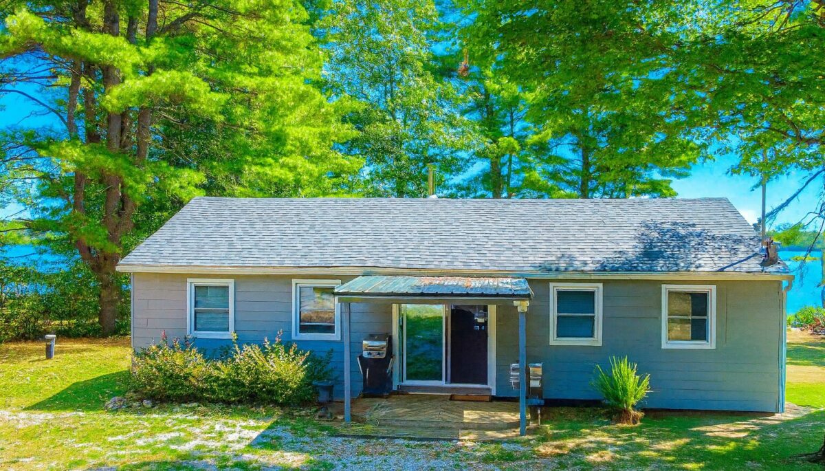 $999K for an updated cottage minutes from the beach on Georgian Bay $999K for an updated cottage minutes from the beach on Georgian Bay