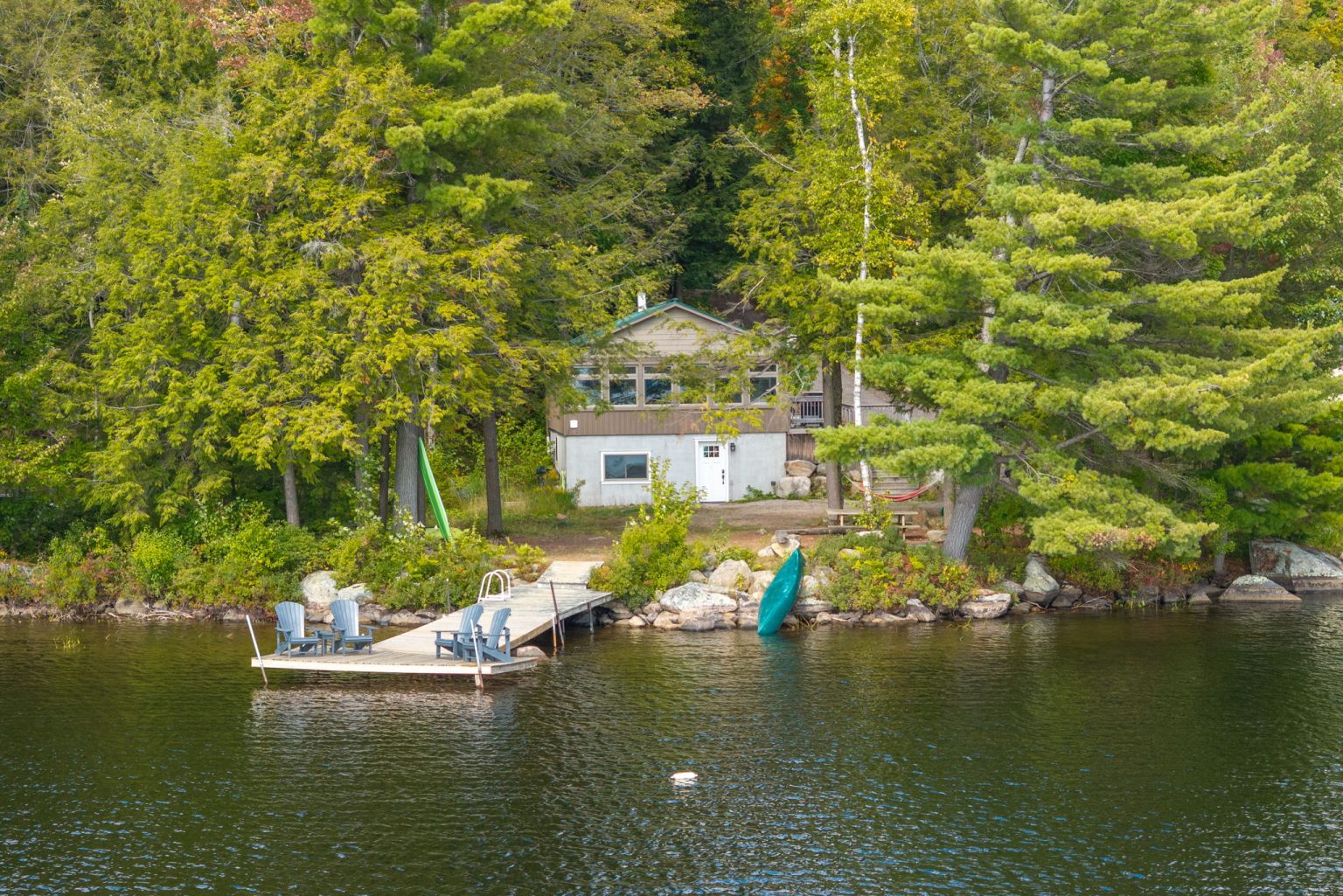$899K for a turnkey Bracebridge cottage with investment potential