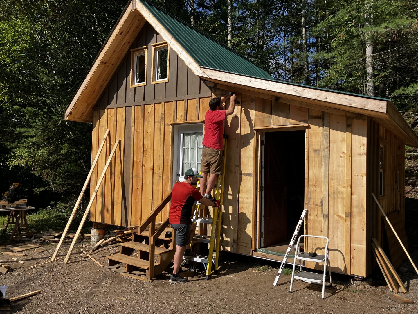 It took a village of helpers to build this family’s bunkie on Lac Johnson, Que.