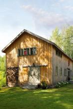 This family’s barn-inspired bunkie is the ultimate teen hangout spot—and it sleeps 16 This family’s barn-inspired bunkie is the ultimate teen hangout spot—and it sleeps 16